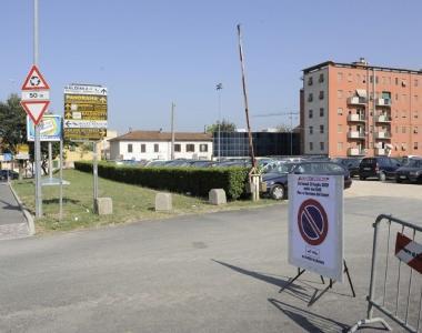 <b>&nbsp;IL BUS RADDOPPIA.</b> Avremo presto una nuova linea gratuita, dai cimiteri allospedale. Ma anche un nuovo parcheggio (a sinistra) sullargine dellEra e sar&agrave; completamente gratuito. Aumentano i posti a pagamento in piazza della Solidariet&agrave;: qui tariffe a 50 centesimi. Si pagher&agrave; solo il tempo effettivo di sosta 