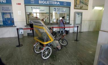 Un disabile nella sala biglietteria di una stazione (foto d’archivio)