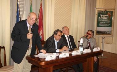Lintervento di Fabio Bertini; al tavolo, il sindaco Cosimi, il presidente Kutuf&agrave;, lassessore Tredici 