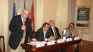L’intervento di Fabio Bertini; al tavolo, il sindaco Cosimi, il presidente Kutufà, l’assessore Tredici
