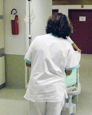 Infermiere al lavoro in corsia 