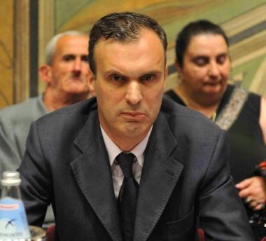 Il consigliere del Pdl Carlo Corsi e uno scorcio del palazzo municipale di San Miniato 