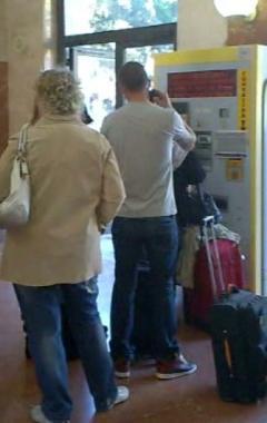 Persone mentre cercano di far il biglietto del treno
