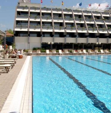 La piscina di un grande albergo a Lido  