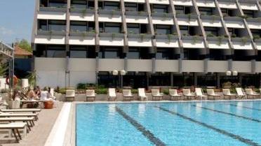 La piscina di un grande albergo a Lido