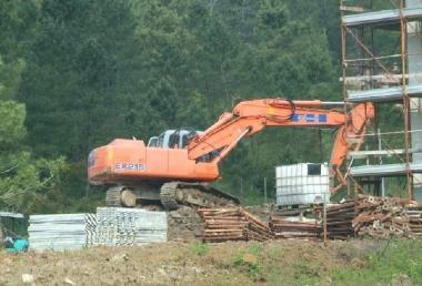 Escavatrice al lavoro in un cantiere edile i più a rischio sono quelli delle piccole imprese