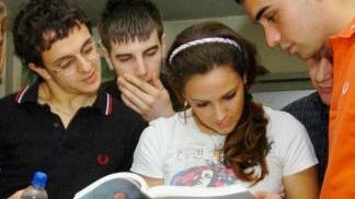 Studenti consultano un libro di testo (foto archivio)