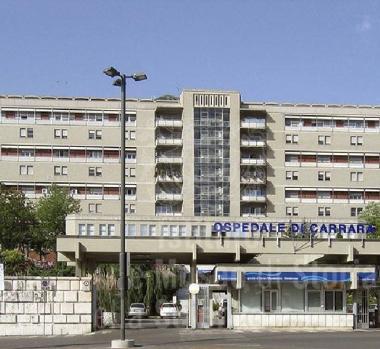 Da sin. lospedale e il tratto di Aurelia dove &egrave; avvenuta laggressione 