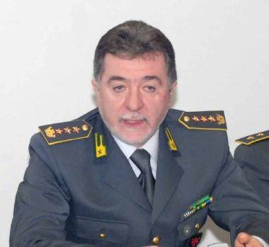 Da sinistra: il colonnello Prisco, banconote di grosso taglio e finanzieri impegnati al computer nel corso di unindagine 