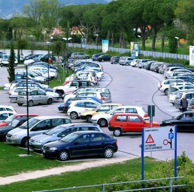 Il parcheggio dellospedale &laquo;Versilia&raquo; spesso assediato dai posteggiatori abusivi 
