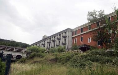 L’albergo in fase di costruzione nel complesso Grotta Parlanti