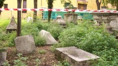 Erba, sterpaglie e rifiuti: il Cimitero Inglese sembra abbandonato a se stesso