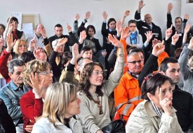 Due momenti della riunione alla Civetta: sotto, i sindacalisti parlano con i lavoratori che, nella foto a lato, decidono all’unanimità di non firmare i contratti decentrati