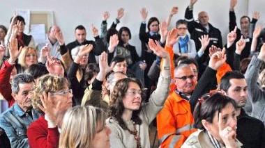 Due momenti della riunione alla Civetta: sotto, i sindacalisti parlano con i lavoratori che, nella foto a lato, decidono all’unanimità di non firmare i contratti decentrati