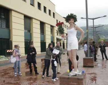 In alto alcuni momenti della giornata di laurea al Polo universitario In pantaloncini corti e canotte posa per i fotografi la dottoressa Silvana Fiorese che si è laureata con 110 e lode al Progeas