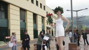 In alto alcuni momenti della giornata di laurea al Polo universitario In pantaloncini corti e canotte posa per i fotografi la dottoressa Silvana Fiorese che si è laureata con 110 e lode al Progeas