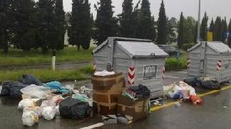 Quattro foto scattate ai cassonetti fucecchiesi ieri mattina: da sinistra in senso orario: la zona del cimitero, via Burello, piazza Toscanini e via Pacinotti nella zona industriale
