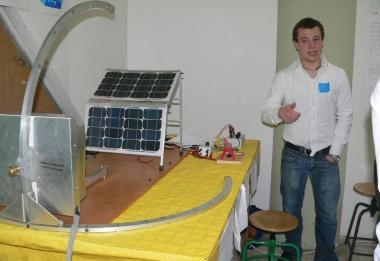 Uno studente mostra un pannello solare