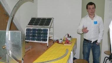 Uno studente mostra un pannello solare