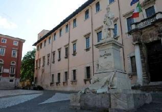 Il monumento a Mazzini nella piazza dietro l’accademia di belle arti, e il curatore della Biennale internazionale Fabio Cavallucci
