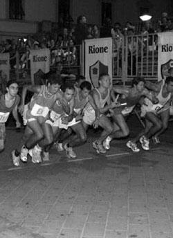Si corre di notte per passione e solidarietà