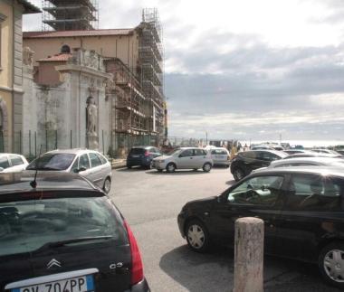 Molte le auto in sosta in piazza San Jacopo in Acquaviva
