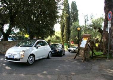 Auto nel centro di Bolgheri