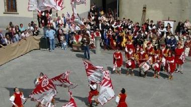 <b>SBANDIERATORI </b>show a Castiglione