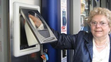 Una signora preleva la sua bottiglia di latte fresco