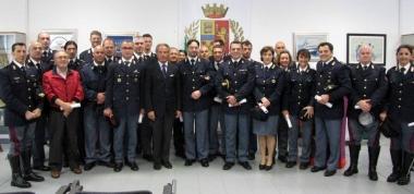 Il questore Nicola Zito (al centro in abiti borghesi), tra gli agenti premiati ieri mattina 