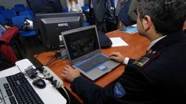 Un agente di polizia postale al lavoro (archivio)