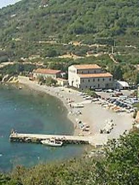 Una veduta della spiaggia dell’Enfola dove domenica sarà effettuata la pulizia dell’arenile da parte dei volontari in vista della stagione estiva