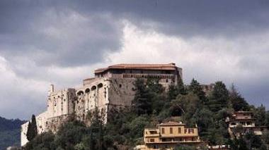 <b>CASTELLO.</b> Una immagine del Malaspina e a destra i soci di Italia Nostra