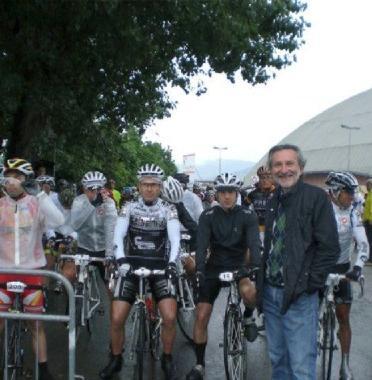 Il sindaco Giuseppe Bellandi con i ciclisti alla partenza della Granfondo      