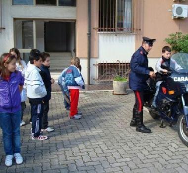 Piccoli alunni a lezione dai carabinieri 