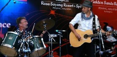 La magia del busking a Pisa San Michele: Luca Pachetti canta Battisti, U2 e Marley
