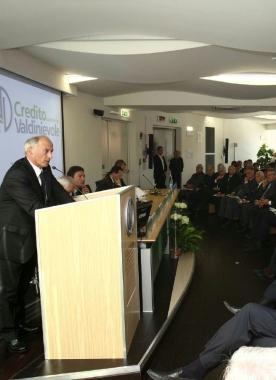 il presidente Pieri parla allassemblea dei soci della banca 
