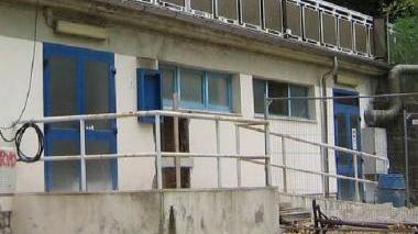 <b>TRA I BANCHI </b>La scuola media di Larderello