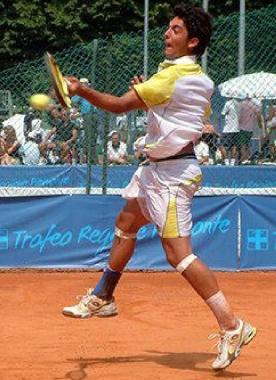 Colella mentre gioca sui campi del Tc Prato  