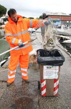 <b>UNA MORIA CHE PREOCCUPA.</b> Alcuni operai della Sea recuperano le centinaia di pesci trovati morti in Darsena 