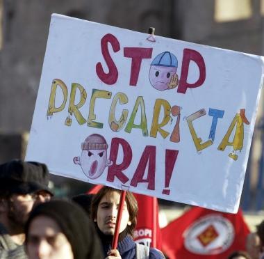 <b>PROTESTA.</b> Uno striscione contro il lavoro precario    