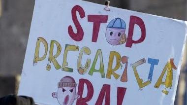 <b>PROTESTA.</b> Uno striscione contro il lavoro precario