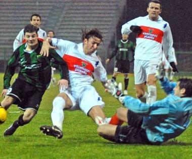 Costantin autore ancora una volta del gol per i neroverdi e (a destra) DAmbrosio             