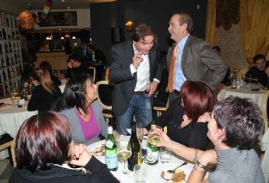 <b>GALLERIA FOTOGRAFICA.</b> Da sin. (in senso orario): una serata di Lady CommercioallAnfiteatro; lomaggio a Donatella Nuti; la tavolata di Alessio Biagi; il dono a Barbara Grossi (fotoservizio vip) 