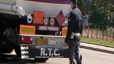 Controlli della stradale su un’autocisterna