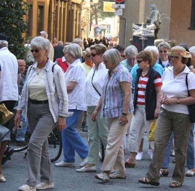 Due immagini di questi primi giorni di maggio: turisti in giro per le strade e le piazze del centro storico