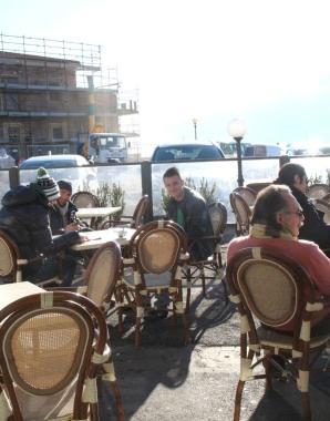 Clienti alla Baracchina bianca, a fianco piazza San Jacopo in Acquaviva 