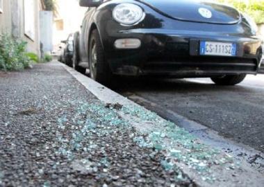 Vetri delle auto spaccati in via IV Novembre 