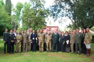 <b>FOTO DI GRUPPO </b>per i delegati Nato e per gli anfitrioni al Centro militare veterinario di Grosseto 
