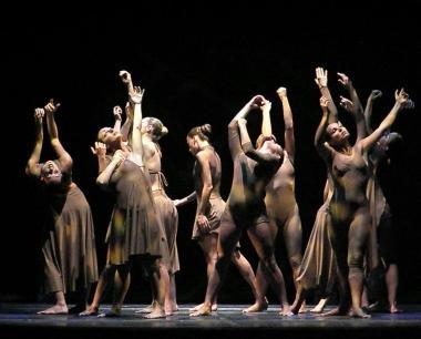 Le giovani ballerine del Chaos Dance Company guidate da Valeria Delfino si esibiranno nella Ballata per archi al Gal&agrave; di Parigi        